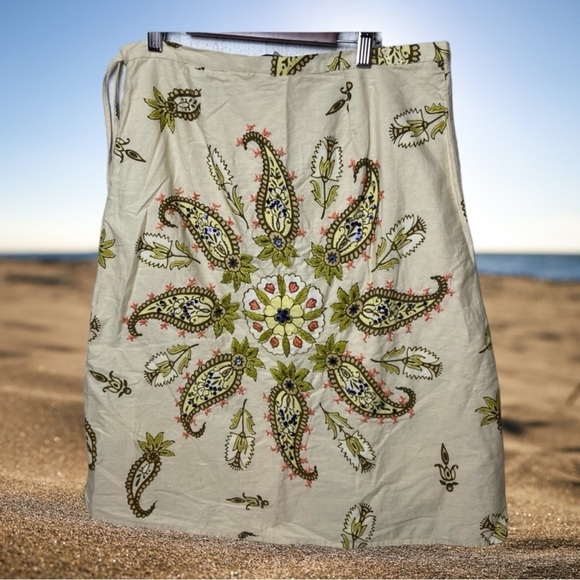Banana Republic Dresses & Skirts - Banana Republic Embroidered Skirt Cream/tan color with sage detail & sequin SZ 6